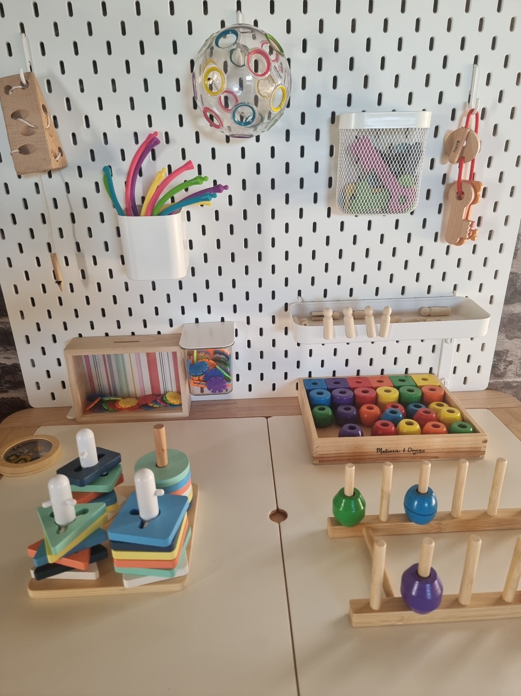 Table d&rsquo;activités &laquo;&nbsp;encastrer / enfiler&nbsp;&raquo;